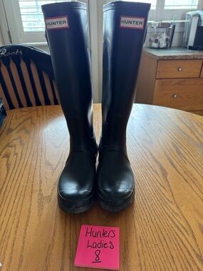 Hunter Classic Tall Rain Boots in Black. Size 8